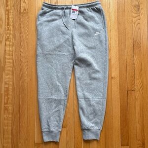 NWT Nike Sportswear Men’s Standard Fit Tapered Jogger Sweatpants Large Gray NEW